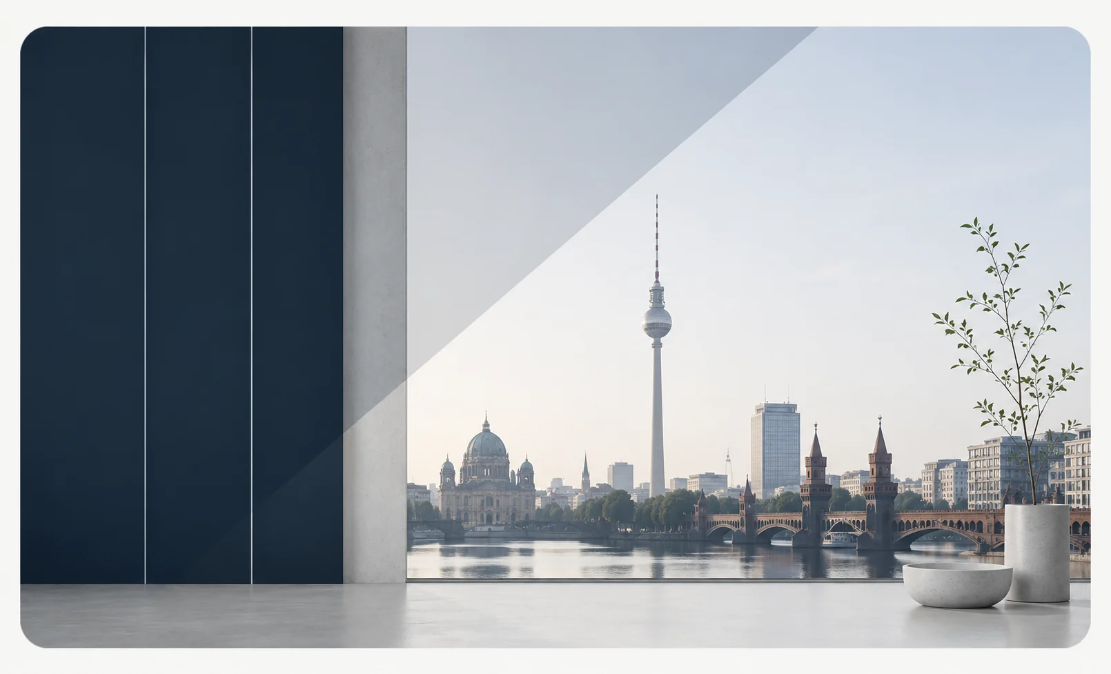 Blick auf die Berliner Innenstadt mit Fernsehturm, Berliner Dom und Oberbaumbrücke